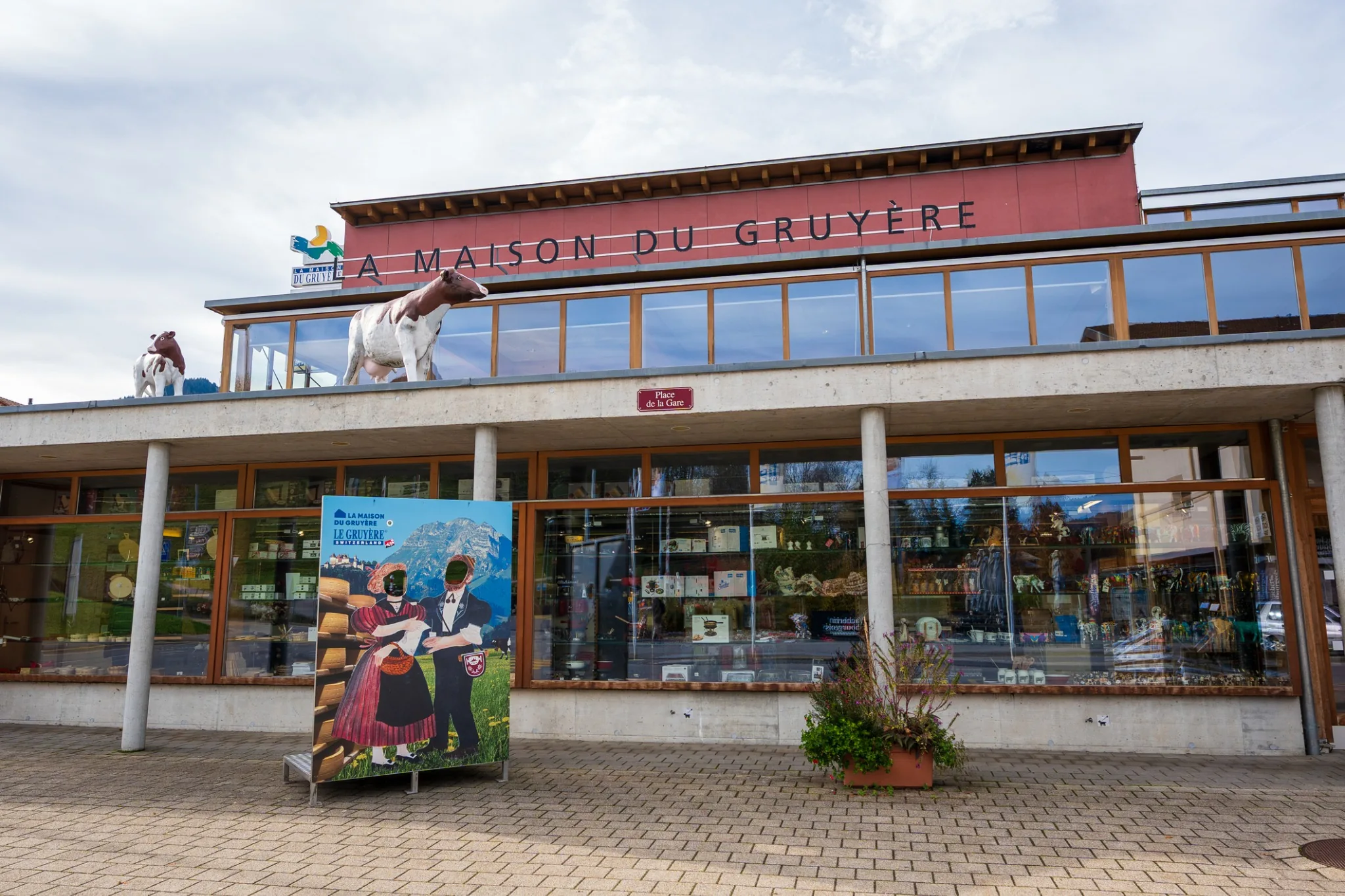 Fachada de La Maison du Gruyère, la quesería de demostración situada junto a la estación de Gruyères