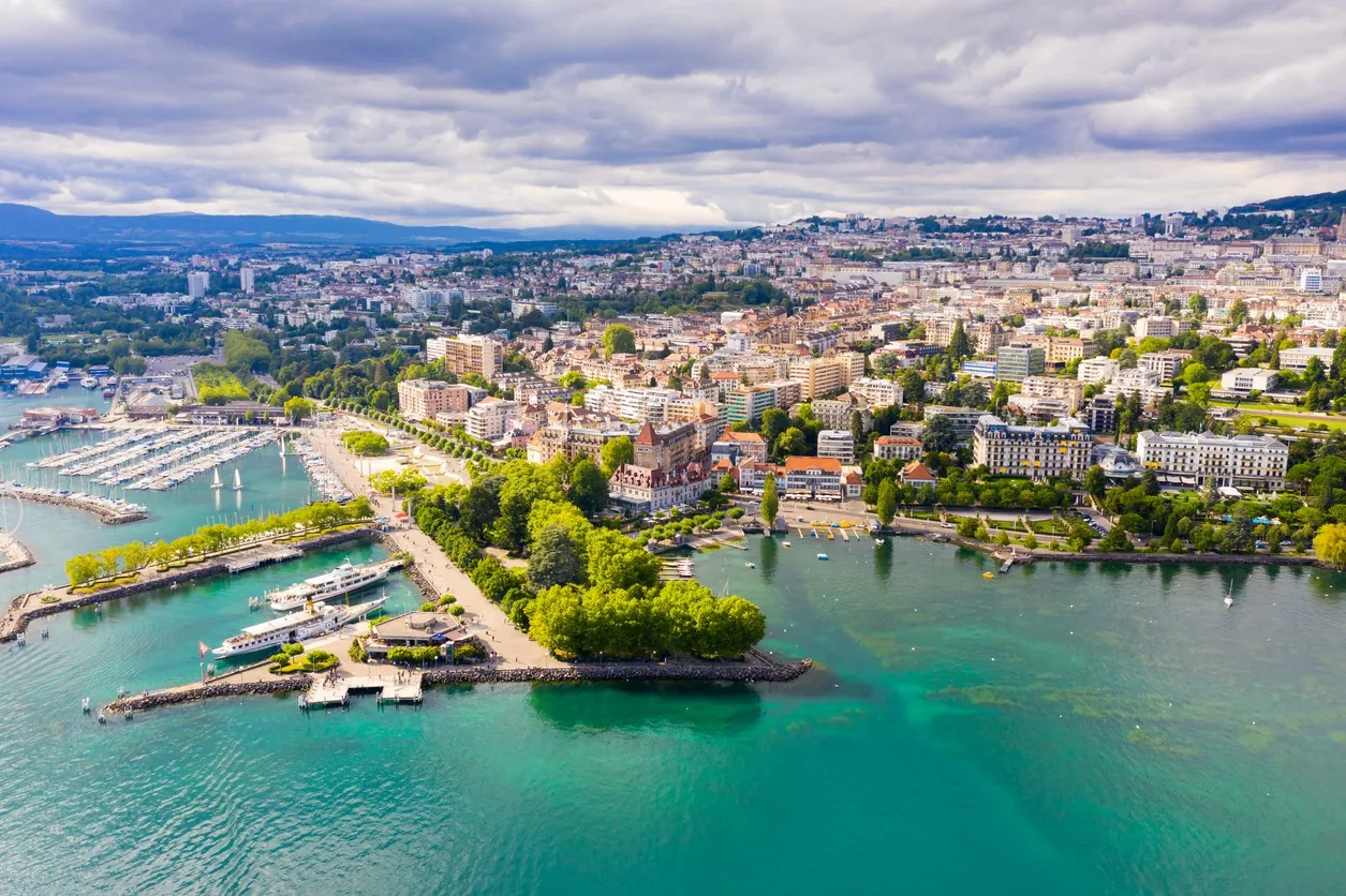 Vista aérea de Ouchy, su puerto y la ribera de Lausanne junto al lago Lemán