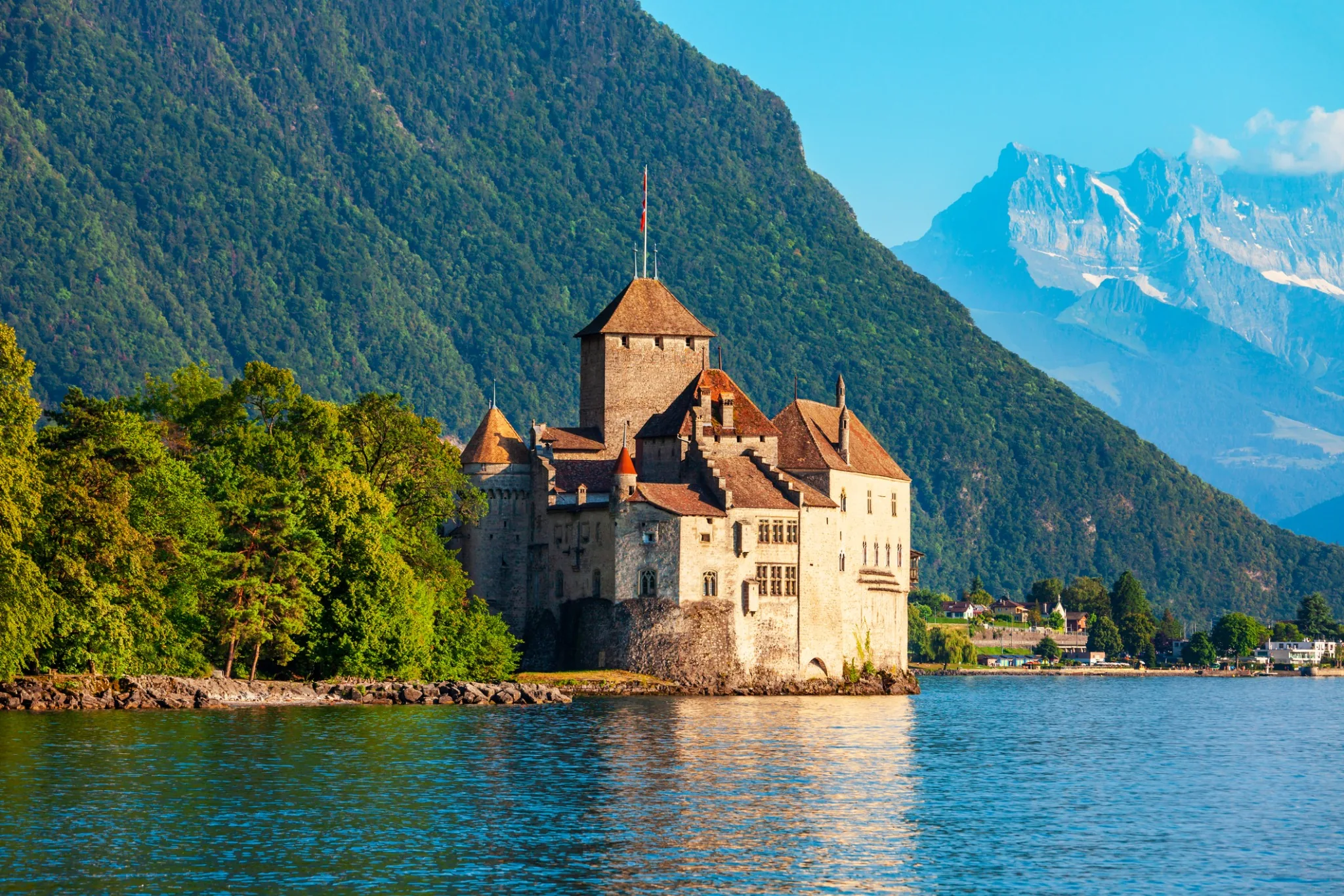 Castillo de Chillon a orillas del lago Lemán con las montañas de fondo