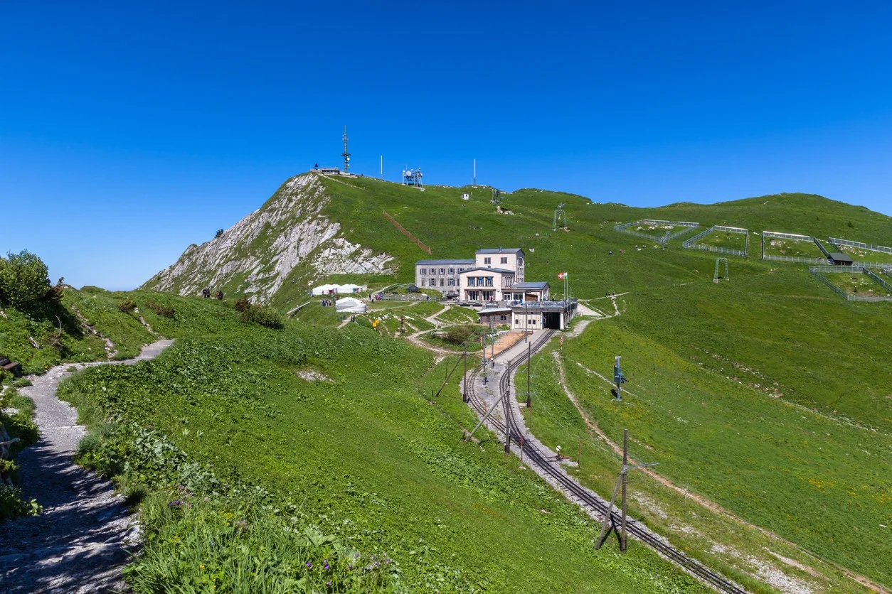 Estación de Rochers-de-Naye con senderos sobre laderas verdes